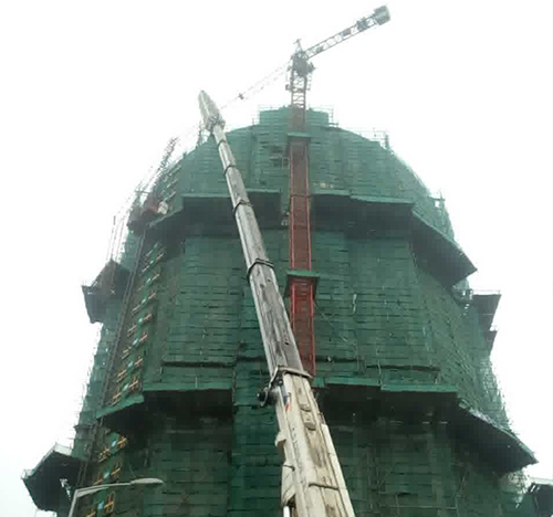 土默特吊车在工地上作业